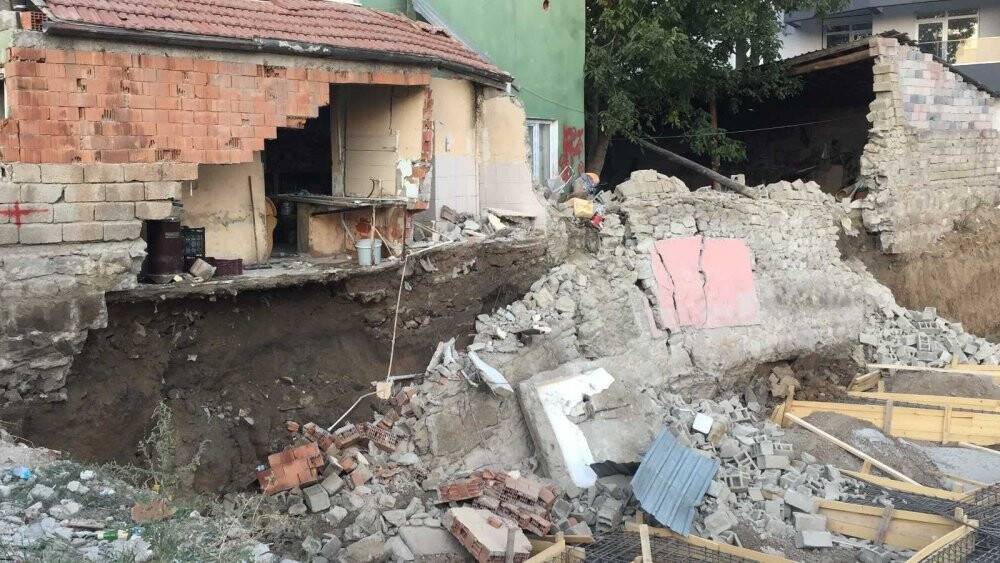 Temel kazılan yerin yanındaki duvar çöktü, bakkaldakiler ucuz kurtuldu