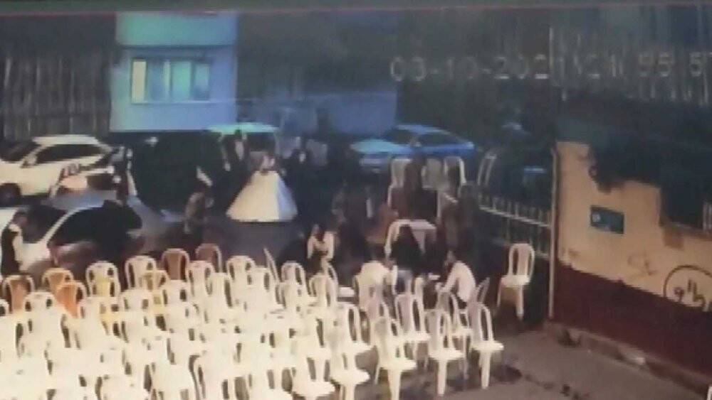 Tüfekle düğünü bastı, davetliler kaçacak yer aradı
