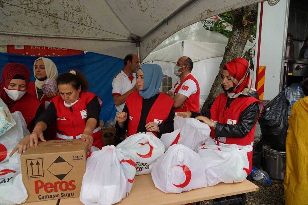 Türk Kızılayı’nın kadın gönüllüleri, afet bölgesinde yaraları sardı