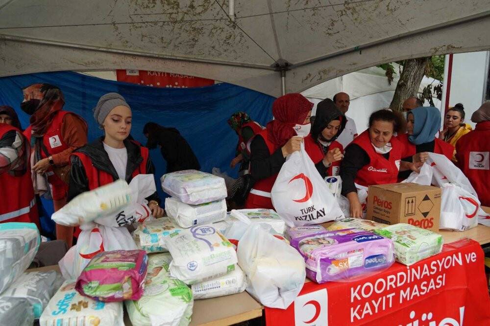 Türk Kızılayı’nın kadın gönüllüleri, afet bölgesinde yaraları sardı