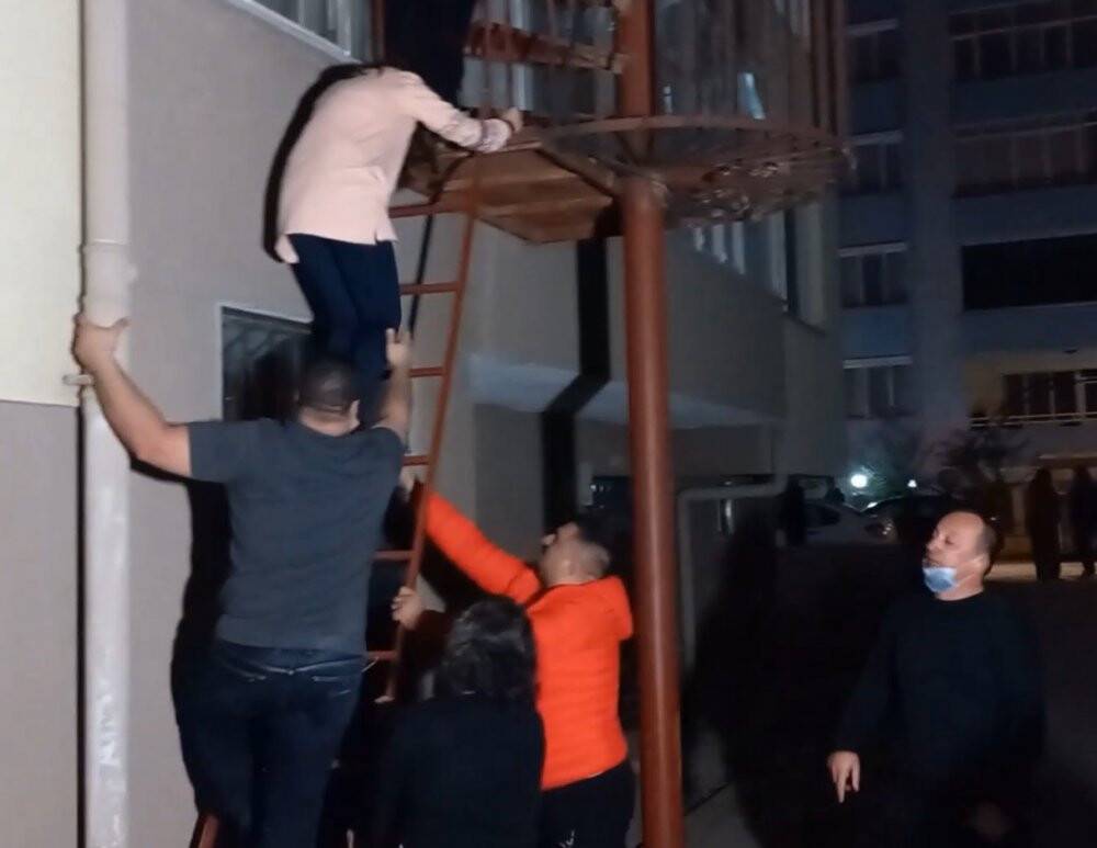 Yangın merdiveninin kilitli olduğu binada can pazarı