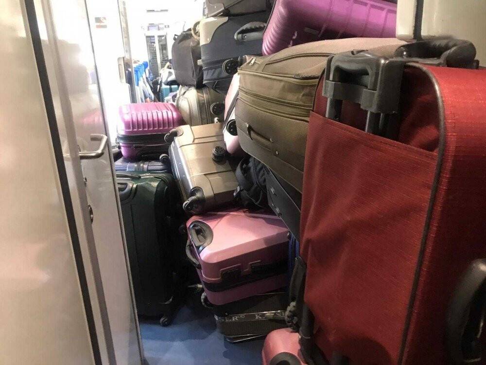 YHT’de valiz yoğunluğu yüzünden 1,5 saat ayakta yolculuk yaptı