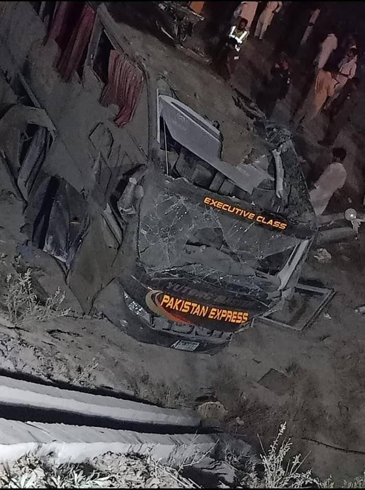 Yolcu otobüsü üst geçitten düştü: 7 ölü, 28 yaralı