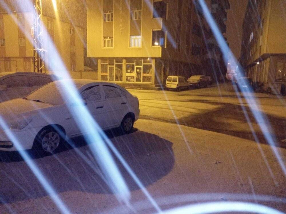 Göle ilçe merkezine kar yağdı