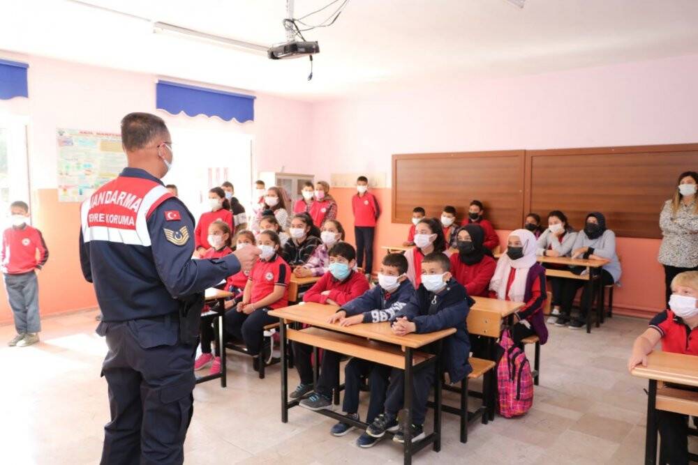 Jandarma öğrencilere hayvan sevgisini anlattı