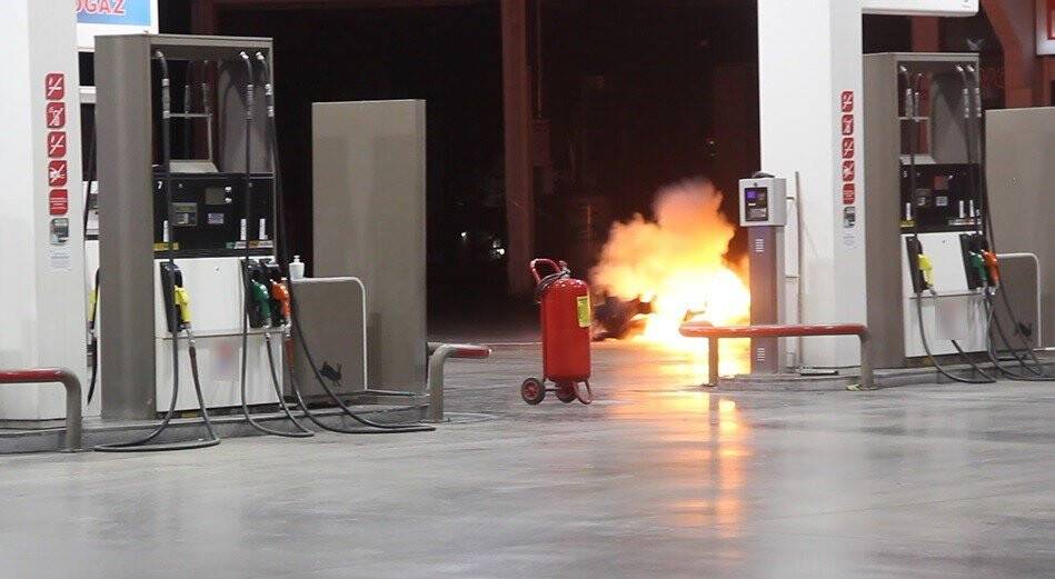 Konya'da akaryakıt istasyonundaki şüpheli valizler korkuttu