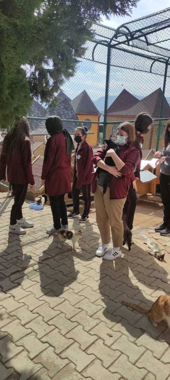 Konya'da öğrencilerden Büyükşehir Belediyesi Hayvan Barınağına ziyaret