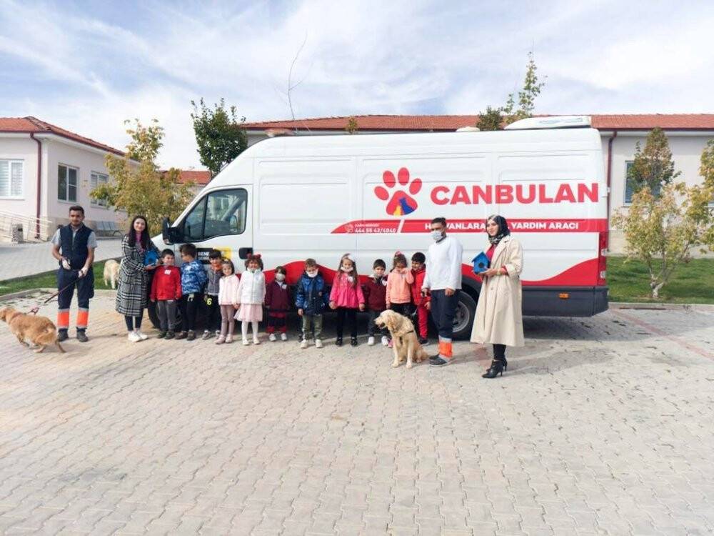 Konya'da öğrencilerden Büyükşehir Belediyesi Hayvan Barınağına ziyaret