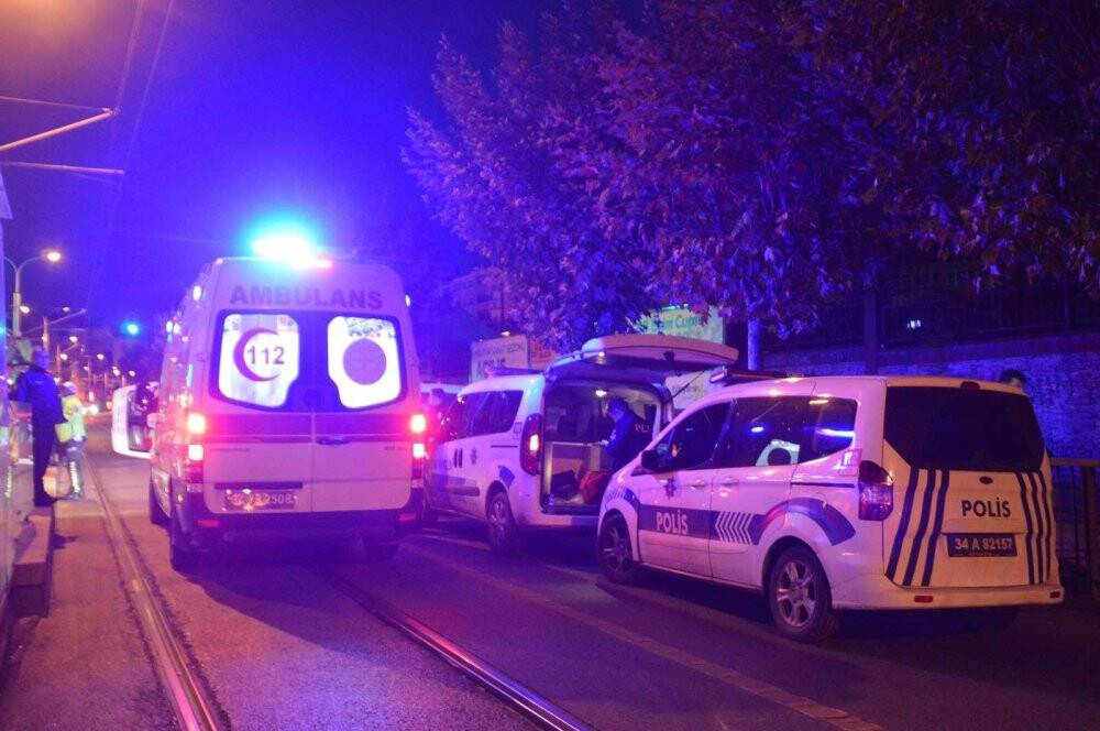 Servis minibüsü tramvay yoluna devrildi