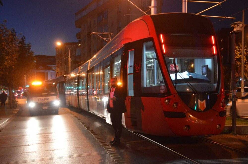 Servis minibüsü tramvay yoluna devrildi