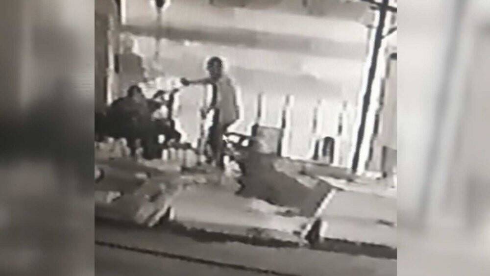 Arkadaşının kafasına sıktı, karşısına oturup bekledi