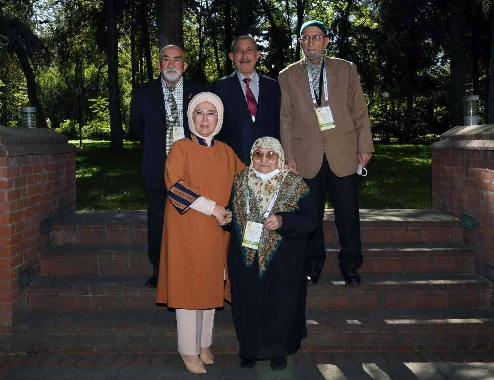 Emine Erdoğan: Yaşlılık bizde hürmet makamına oturmak demektir