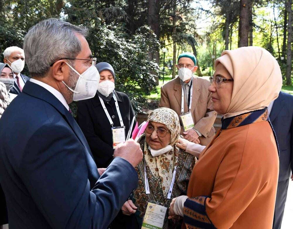 Emine Erdoğan: Yaşlılık bizde hürmet makamına oturmak demektir