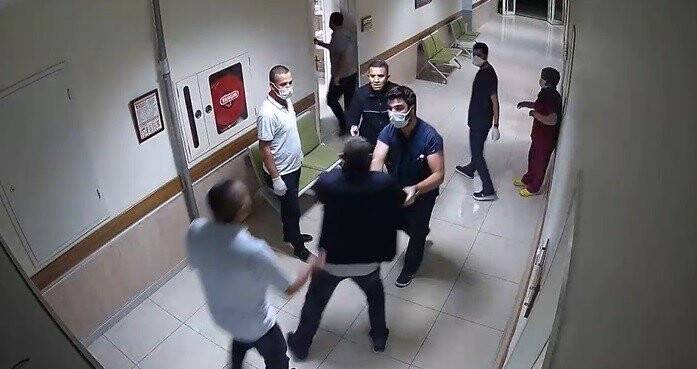 Hastanede polis ve çalışanlara saldırdılar