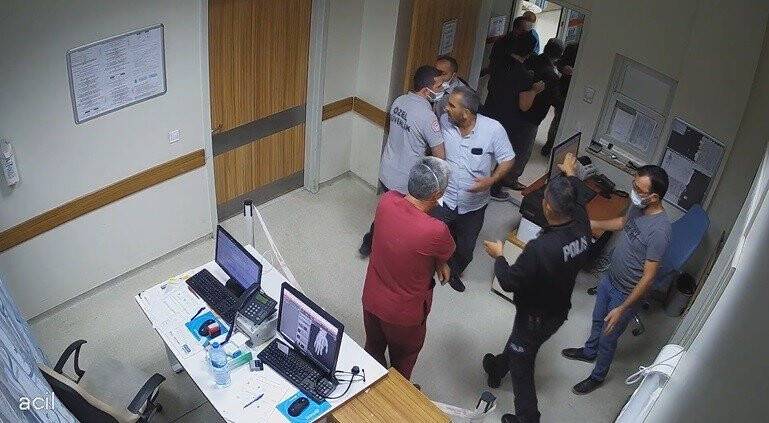 Hastanede polis ve çalışanlara saldırdılar
