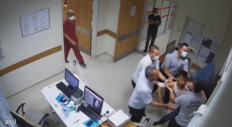 Hastanede polis ve çalışanlara saldırdılar