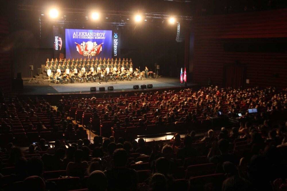 Rus Kızılordu Korosu ve Haluk Levent Konya’da sahne aldı