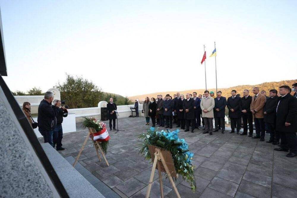 Dışişleri Bakanı Çavuşoğlu, Ukrayna’da Türk şehitliklerini ziyaret etti