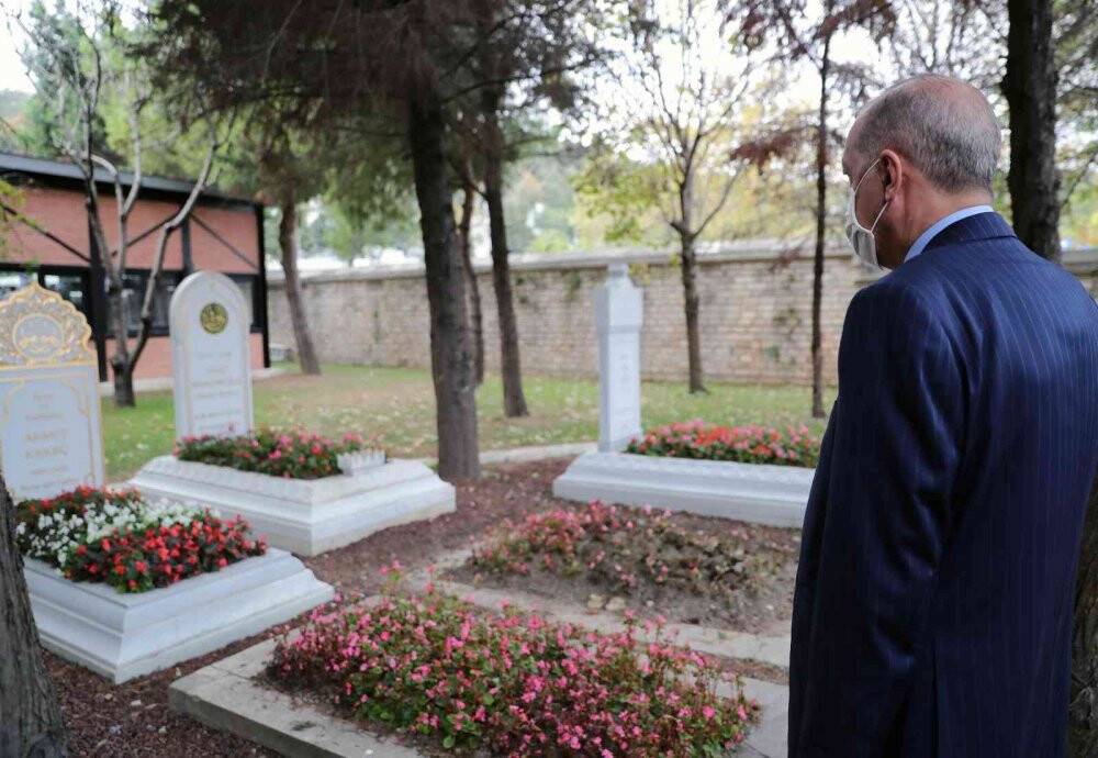 Cumhurbaşkanı Erdoğan, Eyüpsultan’da kabir ziyaretlerinde bulundu