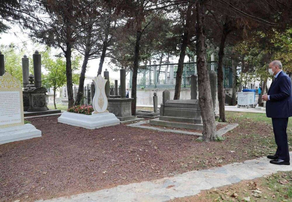 Cumhurbaşkanı Erdoğan, Eyüpsultan’da kabir ziyaretlerinde bulundu