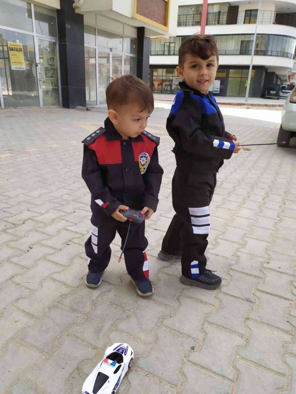 Konya Polisi Konya'da polis kas hastası kardeşlerin polis olma hayalini gerçekleştirdi