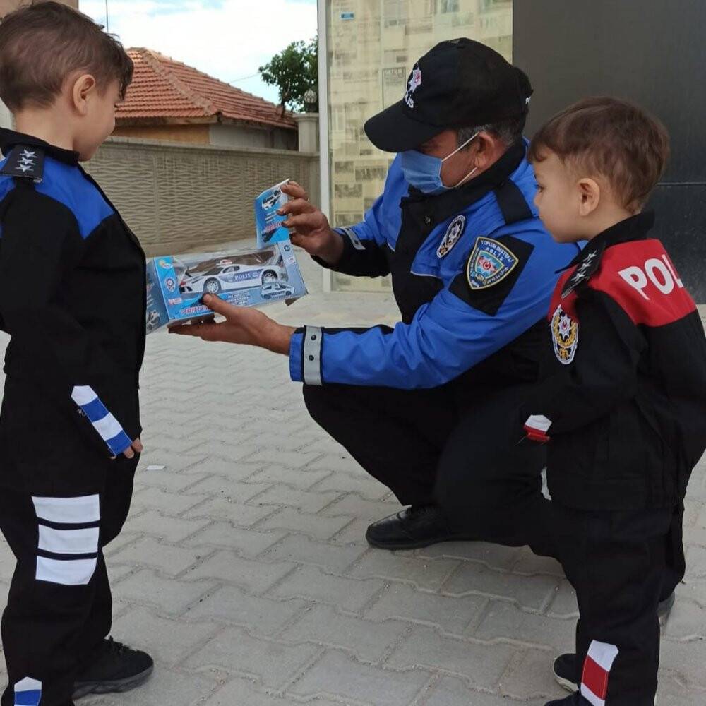 Konya Polisi Konya'da polis kas hastası kardeşlerin polis olma hayalini gerçekleştirdi