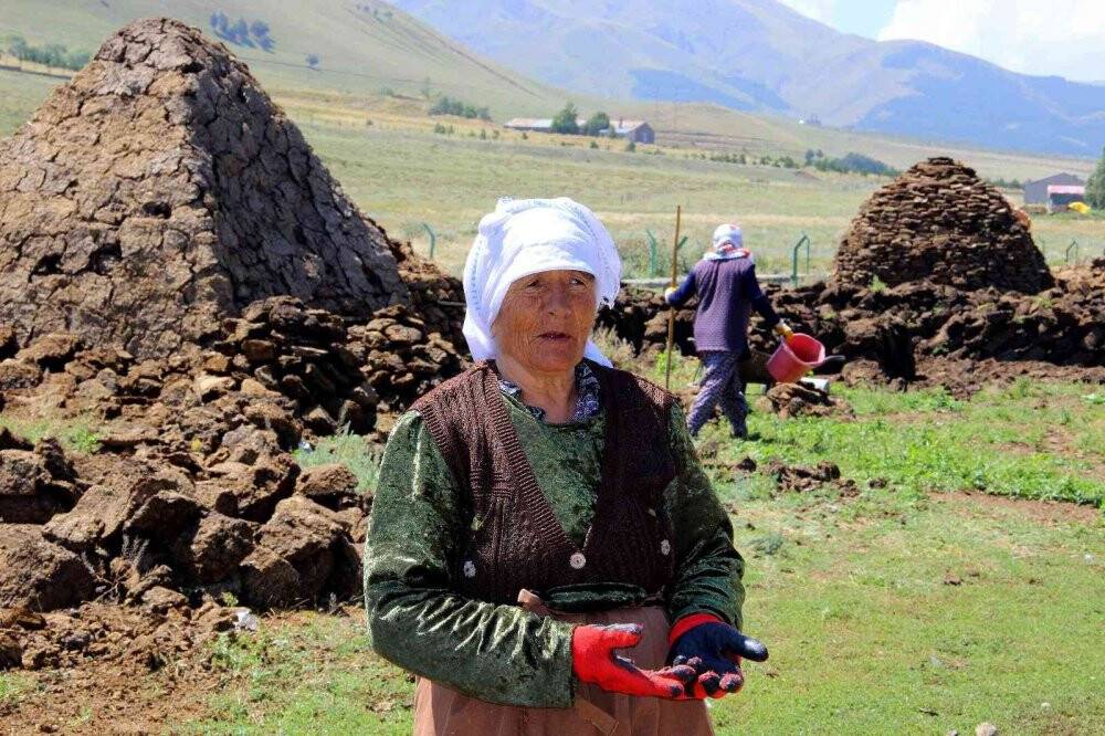 Köylerin vazgeçilmez yakıtı tezek oldu