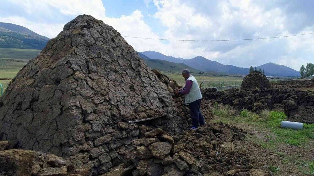 Köylerin vazgeçilmez yakıtı tezek oldu