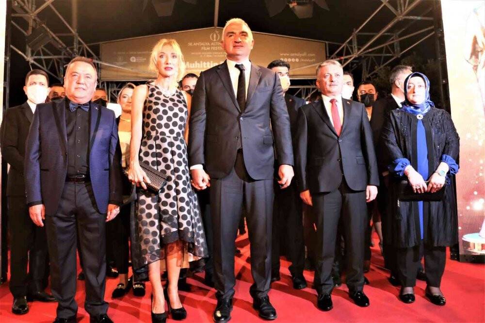 58. Antalya Altın Portakal Film Festivali’nde kırmızı halıda şıklık yarışı