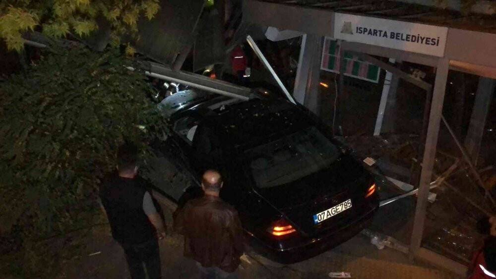 Isparta’da otomobil, otobüs durağına daldı: 5 yaralı