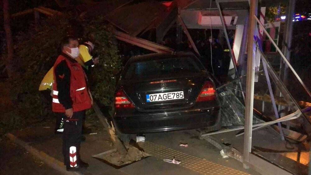 Isparta’da otomobil, otobüs durağına daldı: 5 yaralı