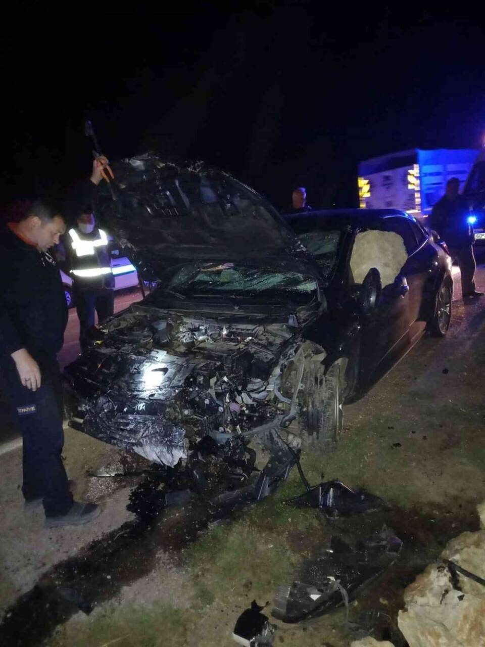 Kaya camdan içeri girdi, karı koca yaralandı