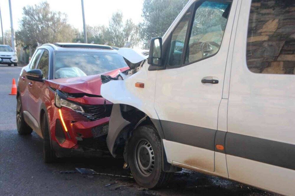 Minibüsle cip kafa kafaya çarpıştı: 22 yaralı