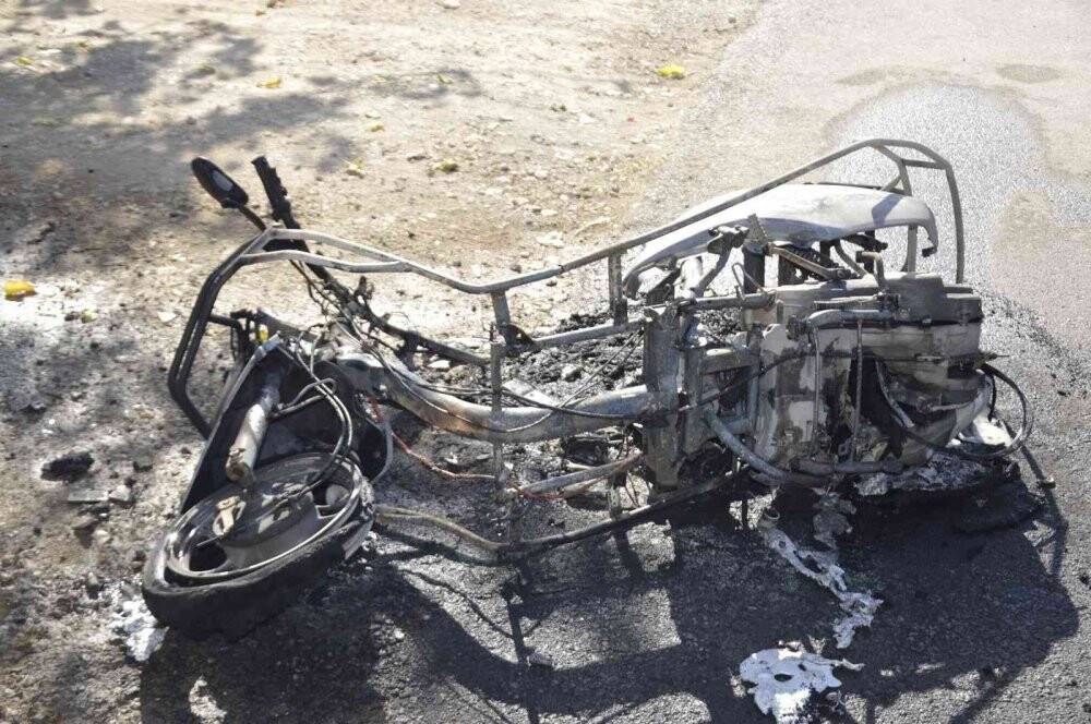 Seyir halindeki motosiklet yanarak küle döndü