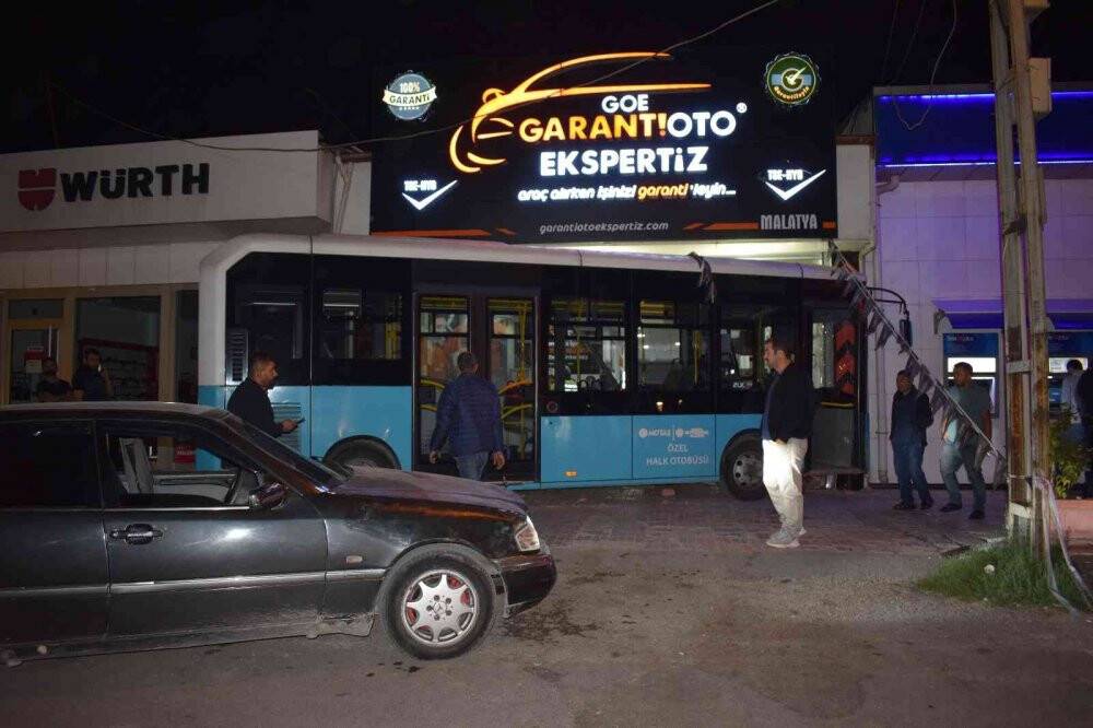 Sürücüsü kalp krizi geçiren otobüs oto bakım servisine daldı: 2 yaralı