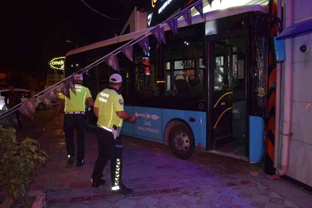 Sürücüsü kalp krizi geçiren otobüs oto bakım servisine daldı: 2 yaralı