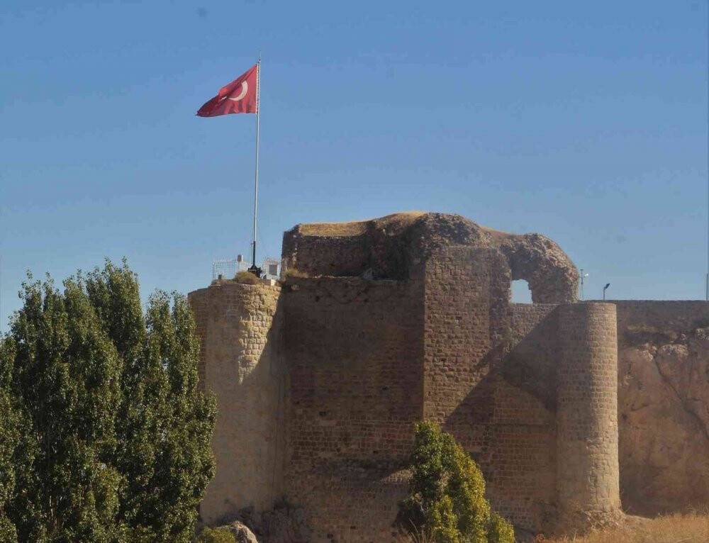 Tarihi Harput Kalesi turistlerin gözde mekanı haline geldi