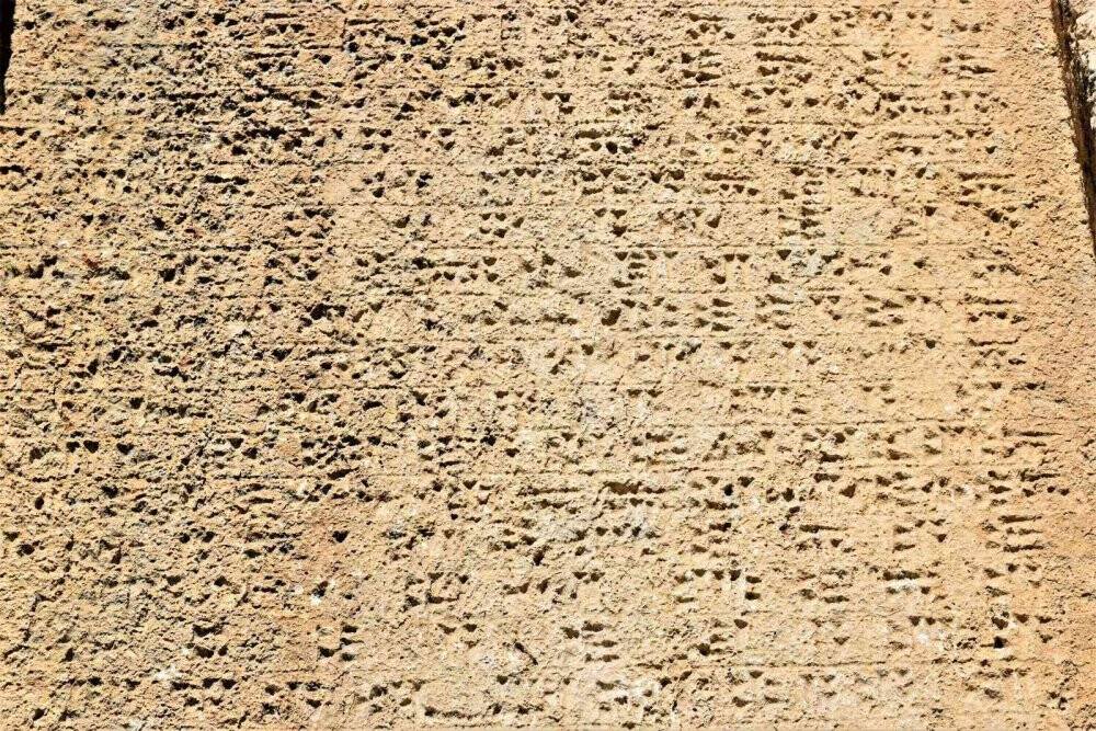 Urartular tarafından çivi yazısıyla yazılan 3 bin yıllık taş kitabe, ilk günkü ihtişamını koruyor