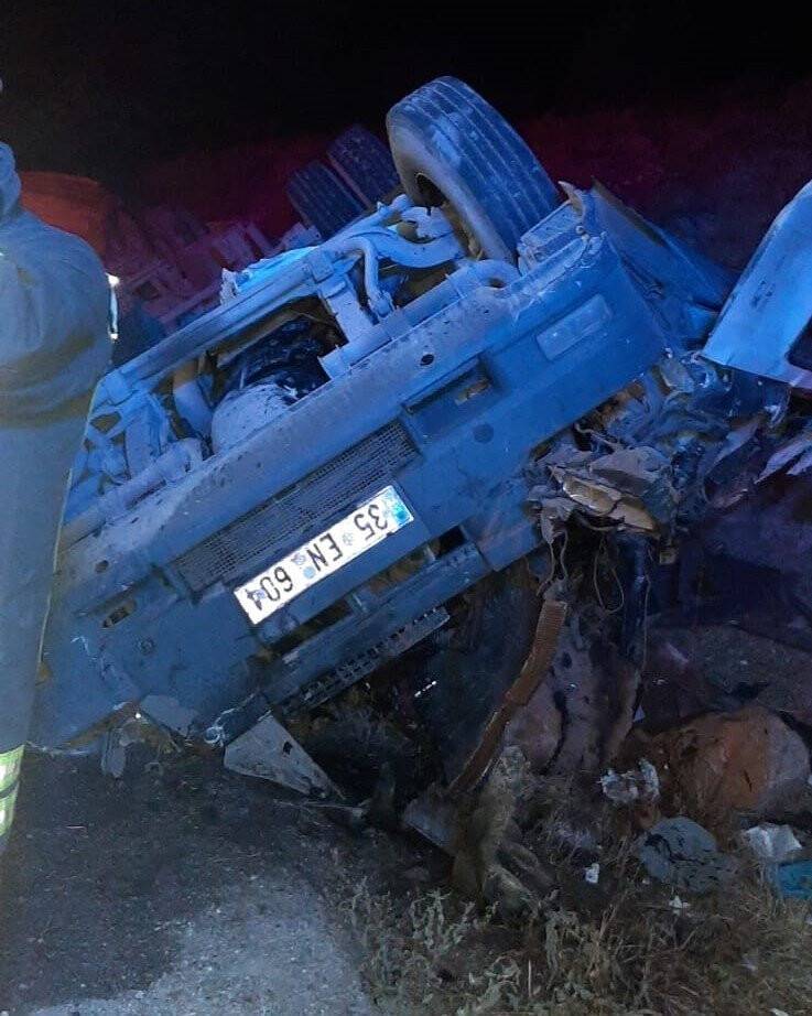 Gediz’de sebze yüklü tır devrildi: 1 ölü 1 yaralı