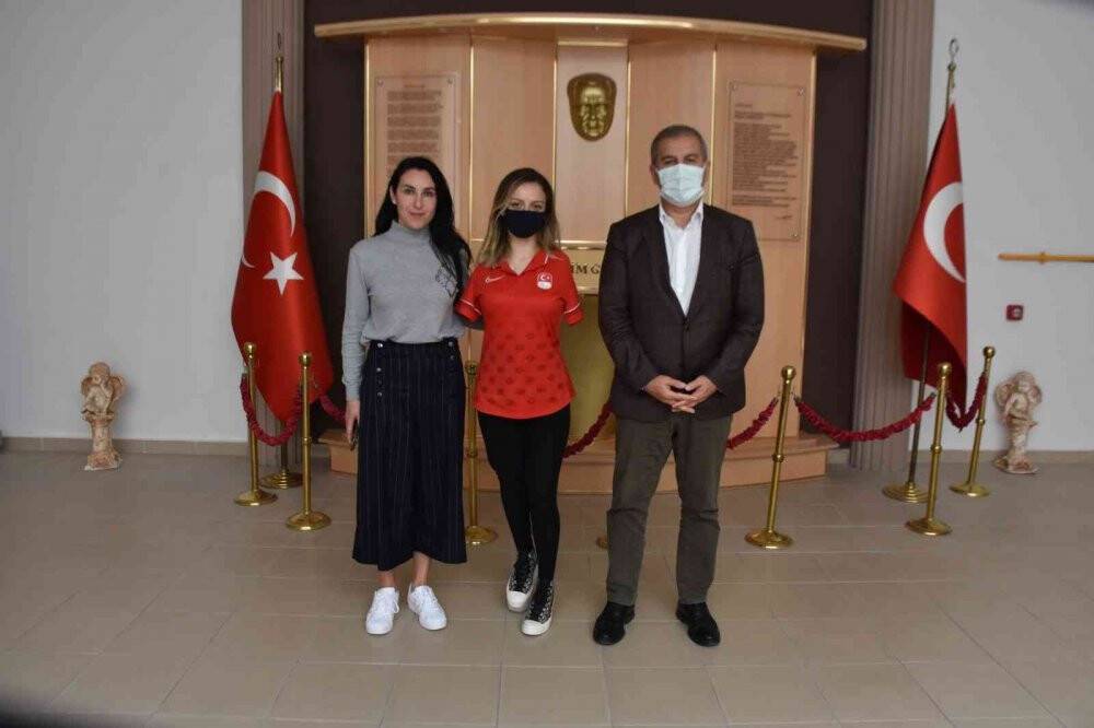 Millî yüzücü Sümeyye Boyacı’dan Gençlik ve Spor İl Müdürü Tatlısu’ya ziyaret