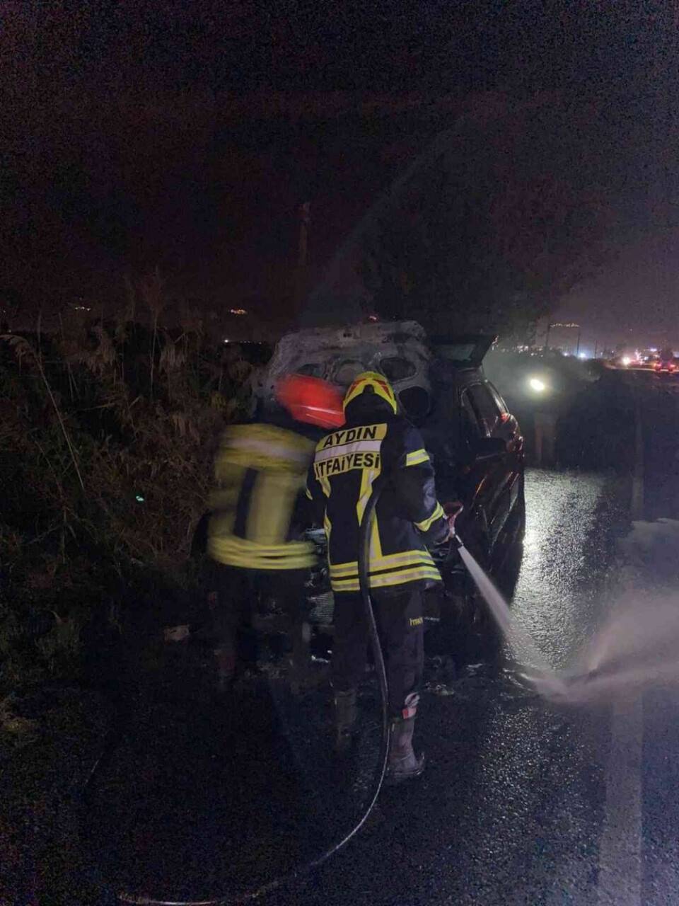 Seyir halinde yanan otomobil kullanılamaz hale geldi
