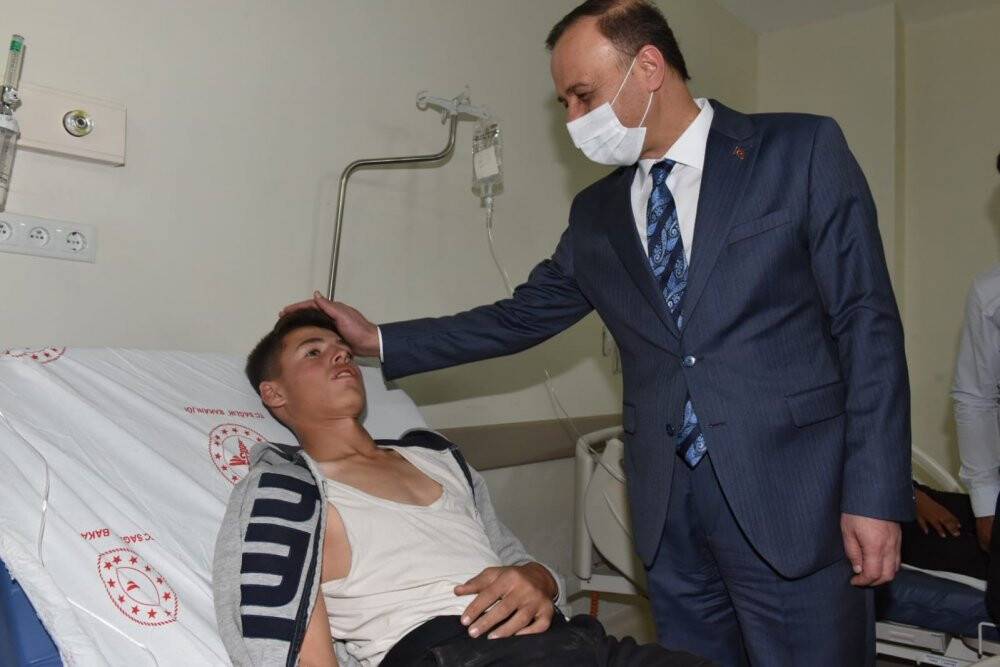 Vali kazada yaralanan öğrencileri ziyaret etti