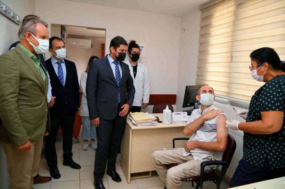 Yerli aşı "TURKOVAC" İzmir’de gönüllü vatandaşlara ilk kez uygulandı