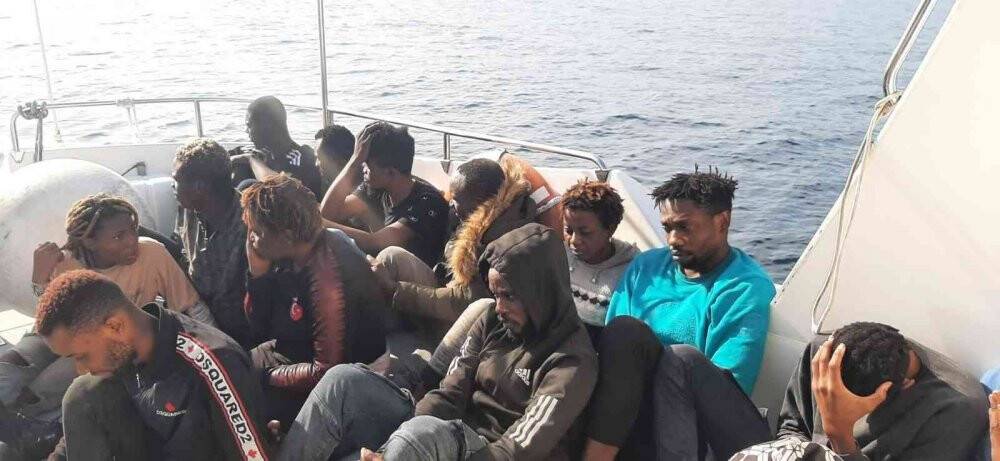 Çanakkale açıklarında 14 düzensiz göçmen yakalandı