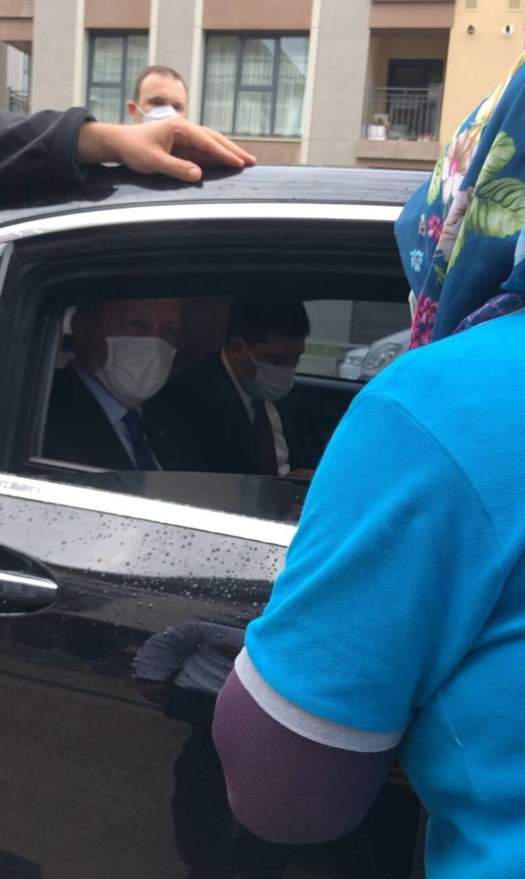 Cumhurbaşkanı Erdoğan kendisini selamlayan vatandaşlarla sohbet etti