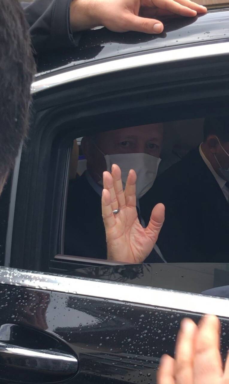 Cumhurbaşkanı Erdoğan kendisini selamlayan vatandaşlarla sohbet etti