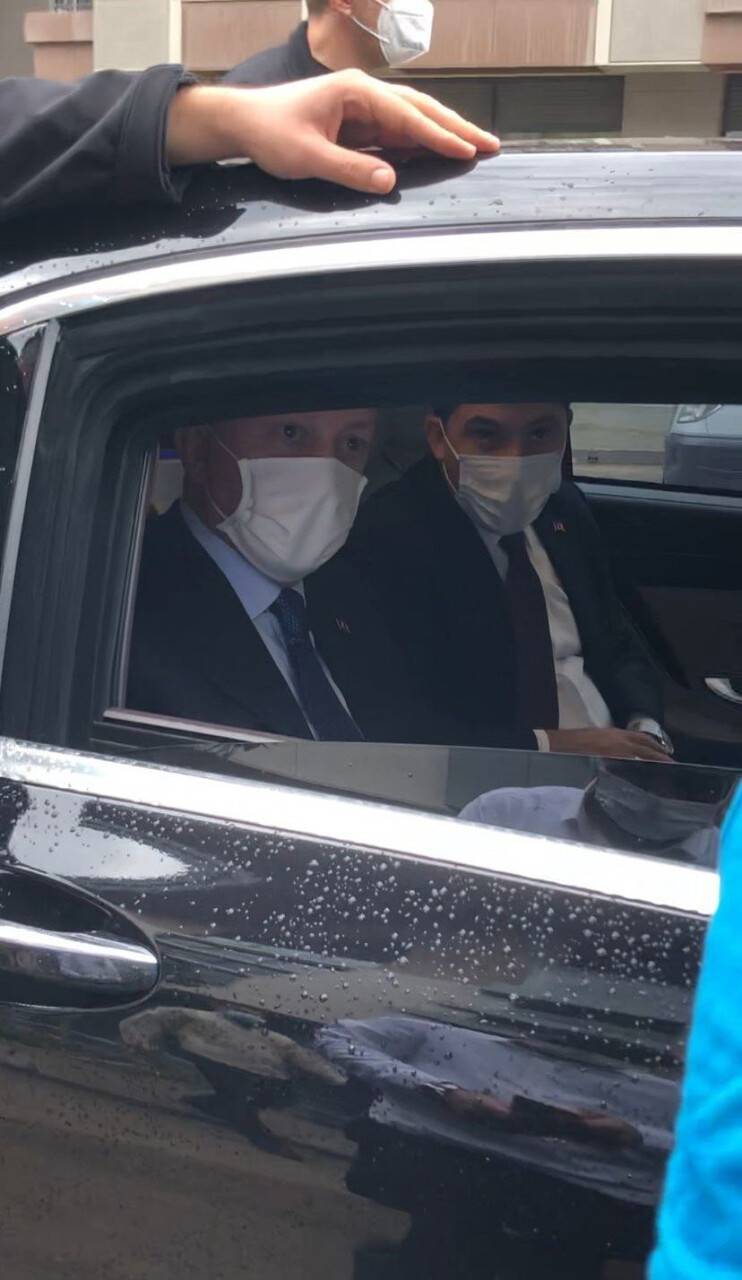 Cumhurbaşkanı Erdoğan kendisini selamlayan vatandaşlarla sohbet etti