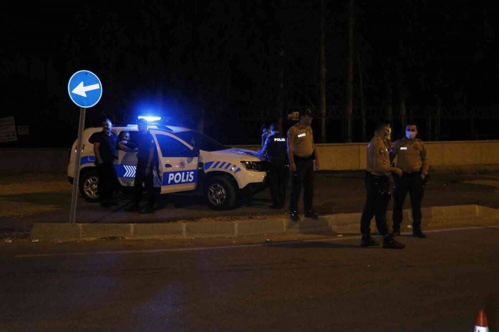 Motosikletli sivil polisler otomobille çarpıştı: 2 polis yaralı