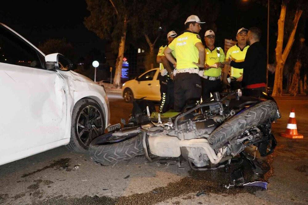 Motosikletli sivil polisler otomobille çarpıştı: 2 polis yaralı