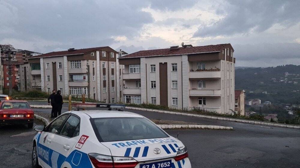 Şiddetli fırtına çatıyı uçurdu, dehşet anları amatör kamerada